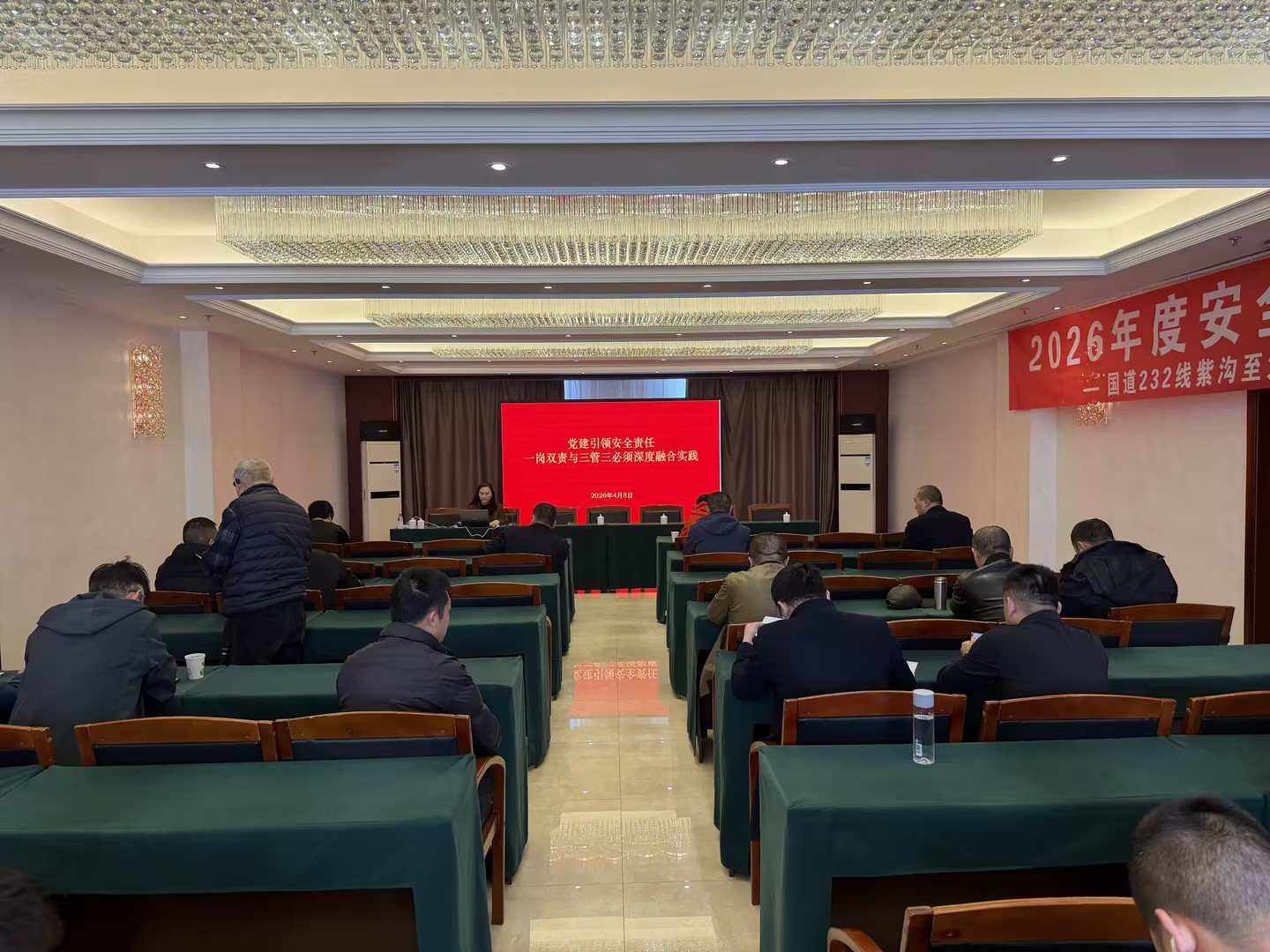 建筑工程系直属党支部赴扎兰屯开展 “工地党课” 特色活动